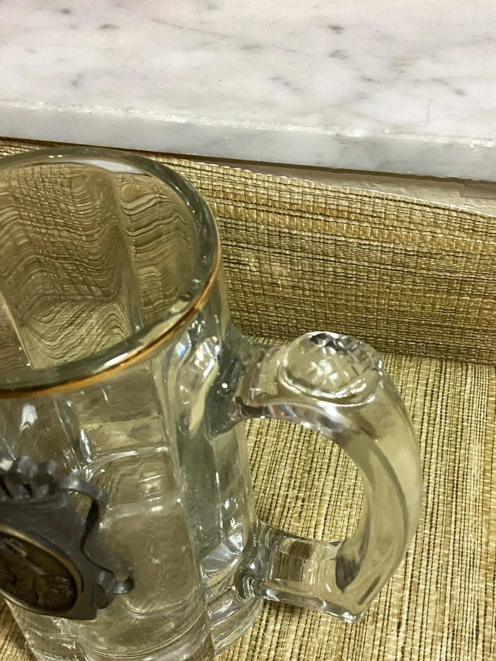 Clear Glass Golf-Themed Beer Mug with Gold Rim Metal 3 Medallion